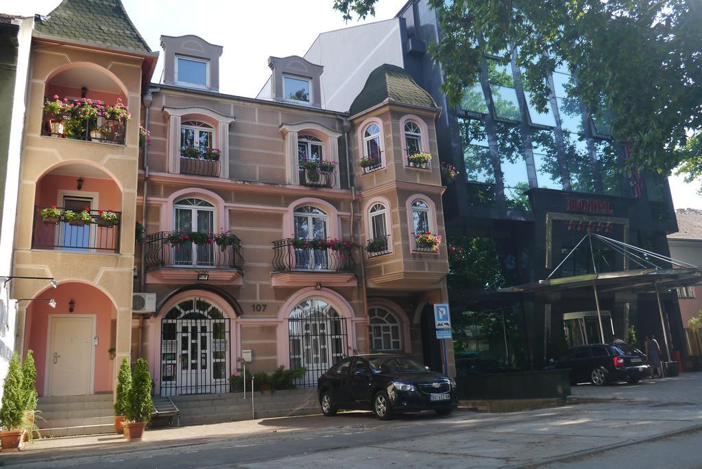 Guest House Villa Lord Novi Sad Exteriör bild