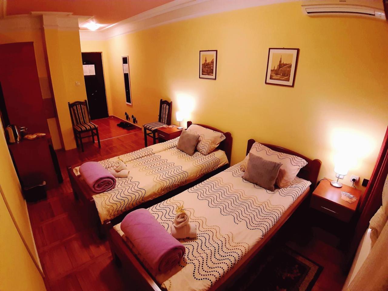 Guest House Villa Lord Novi Sad Exteriör bild
